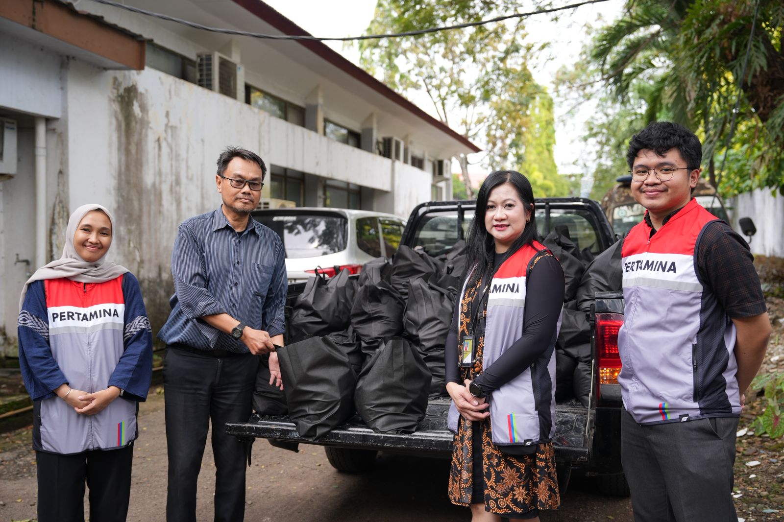 Pertamina Patra Niaga Sulawesi Salurkan Ratusan Paket Sembako di Momentum May Day 2026