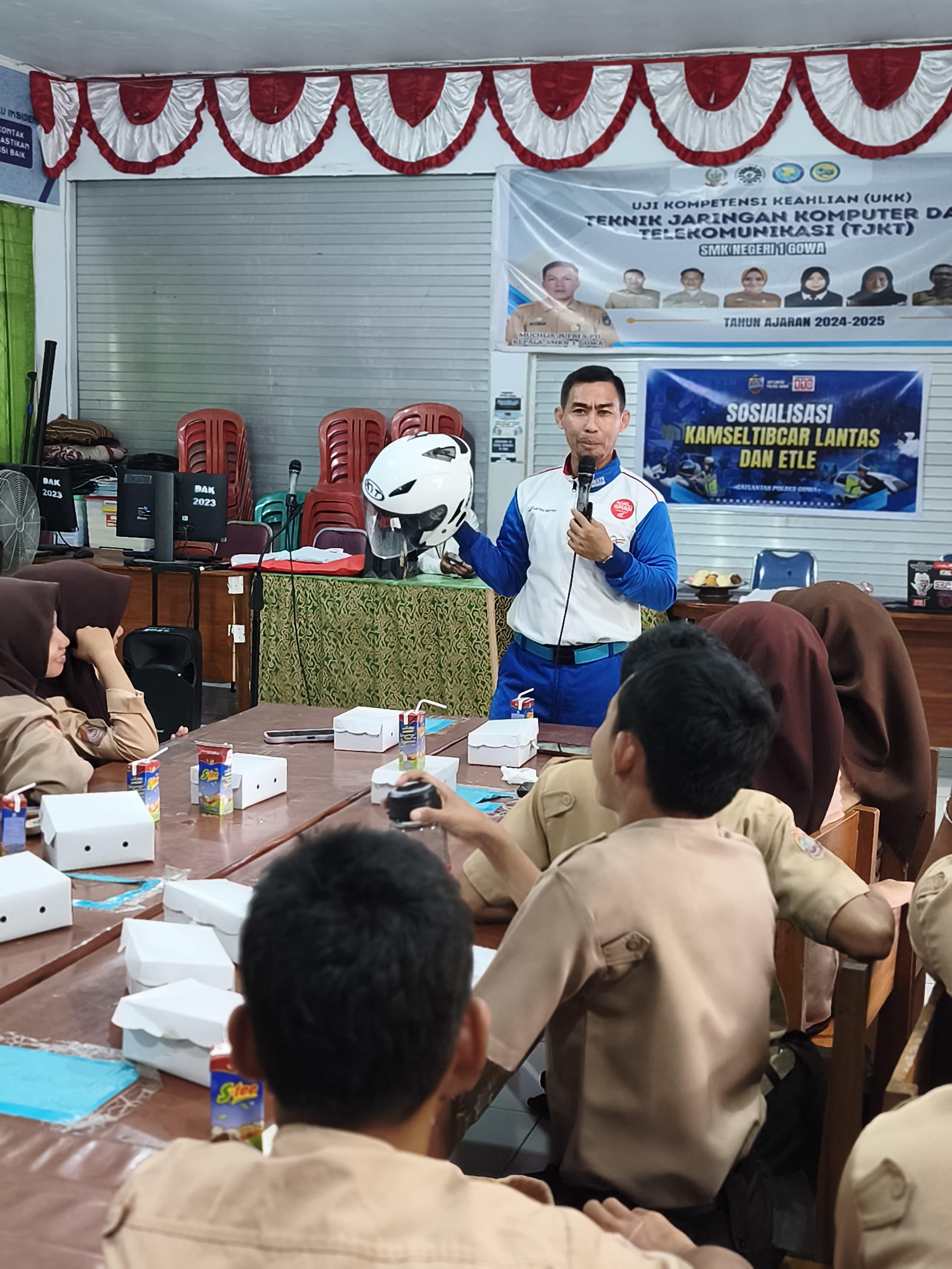 Asmo Sulsel Edukasi Safety Riding Siswa SMKN 1 Gowa, Tekankan Pentingnya Fokus Saat Berkendara