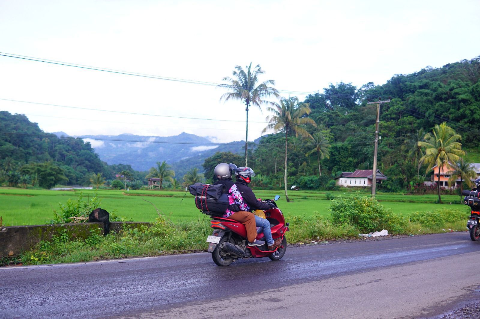 Ini Tips Berkendara Saat Membawa Barang Belanja atau Barang Besar di Sepeda Motor
